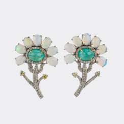 Paar blütenförmiger Opal Smaragd Ohrringe mit Diamanten.