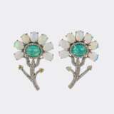 Paar blütenförmiger Opal Smaragd Ohrringe mit Diamanten. - фото 1