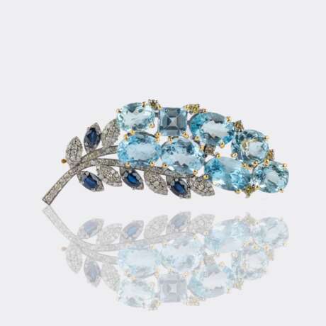 Aquamarin Blüten-Brosche mit Saphiren und Diamanten. - фото 1 Aquamarin Blüten-Brosche mit Saphiren und Diamanten. - фото 1