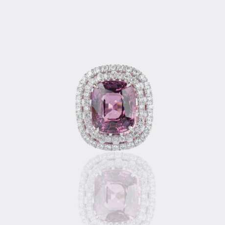 Hochkarätiger natürlicher Spinel Ring mit Diamant-Besatz. - фото 1