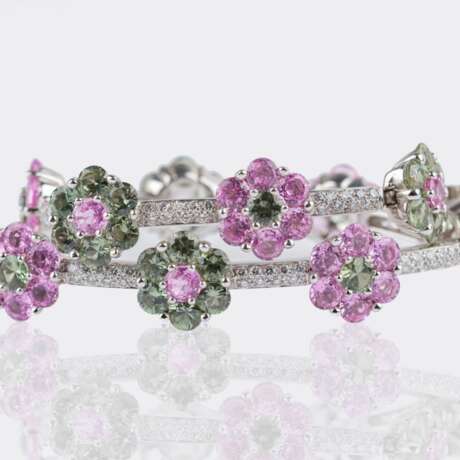 Florales Farbedelstein Armband mit Brillanten. - фото 2