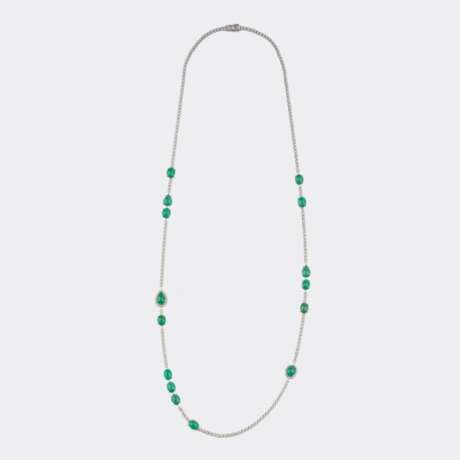 Lange, hochkarätige Smaragd Kette mit Brillant-Besatz. - photo 2