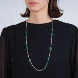 Lange, hochkarätige Smaragd Kette mit Brillant-Besatz. - photo 5