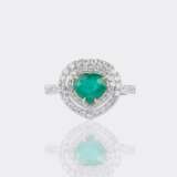 Herzförmiger Smaragd Ring mit Brillanten. - photo 1