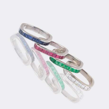 Vier Steckringe mit Diamanten, Saphiren und Rubine. - фото 3
