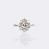 Blütenförmiger Brillant Ring. - photo 1