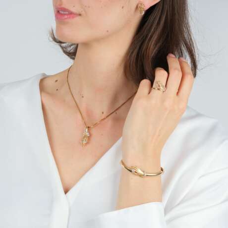 Diamant Schmuck-Set mit Ohrsteckern, Ring, Armreif und Anhänger 'Delicate Hands'. - photo 6