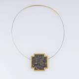 Hadfried Rinke Goldschmied, Worpswede. Granit Kreuzanhänger an Halsreif. - фото 1