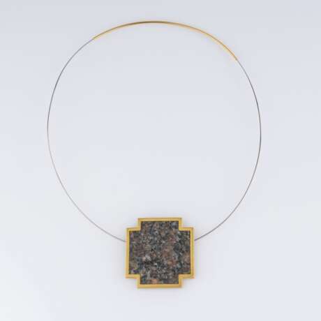 Hadfried Rinke Goldschmied, Worpswede. Granit Kreuzanhänger an Halsreif. - фото 1 Hadfried Rinke Goldschmied, Worpswede. Granit Kreuzanhänger an Halsreif. - фото 1