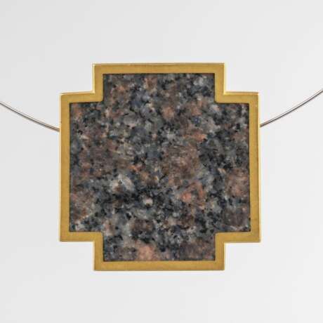 Hadfried Rinke Goldschmied, Worpswede. Granit Kreuzanhänger an Halsreif. - фото 2 Hadfried Rinke Goldschmied, Worpswede. Granit Kreuzanhänger an Halsreif. - фото 2