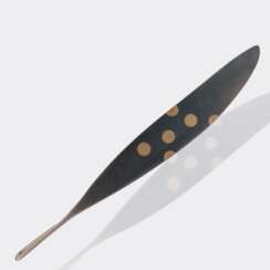 Hadfried Rinke Goldschmied, Worpswede. Lange Brosche 'Feder'.