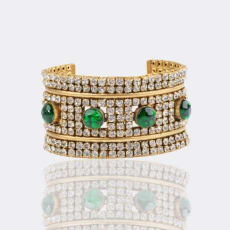 Chanel gegr. 1910 Paris. Armreif mit grünen pâte de verre Steinen. - photo 2