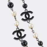 Chanel gegr. 1910 Paris. CC Sautoir Faux Pearls 'Noir et Blanc'. - photo 1