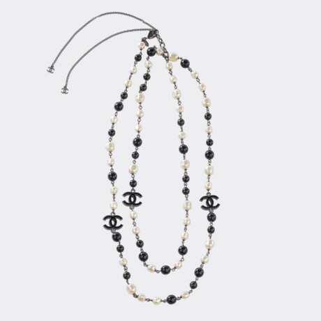 Chanel gegr. 1910 Paris. CC Sautoir Faux Pearls 'Noir et Blanc'. - photo 2