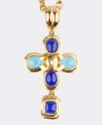 Catalogue des produits. Chanel gegr. 1910 Paris. CC Gripoix Kreuzanhänger mit pâte de verre Steinen an Ankerkette.