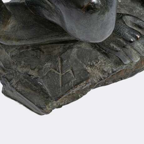 Max Schegulla (Trachtenberg (Schlesien) 1918 - Mulsum bei Bremerhaven 2008). Hockendes Mädchen, Eva. - Foto 2