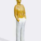 Peter Hermann (Bietigheim 1962). Figur mit weißer Hose. - photo 1