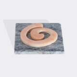 Georg Scheele (Hofheim am Taunus 1961). Kleines Marmor-Relief 'Surprise'. - Foto 1