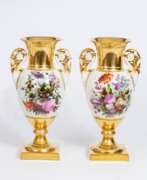 Overview. Paar seltener Empire-Vasen mit prächtiger Blumenmalerei.