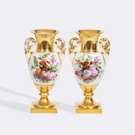 Paar seltener Empire-Vasen mit prächtiger Blumenmalerei. - photo 2