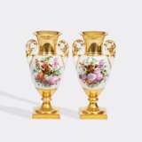 Paar seltener Empire-Vasen mit prächtiger Blumenmalerei. - photo 2