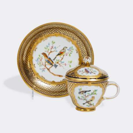 Feine Deckeltasse mit Vogelmalerei. - photo 1