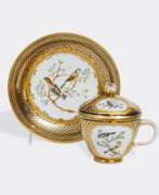 Overview. Feine Deckeltasse mit Vogelmalerei.