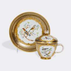 Feine Deckeltasse mit Vogelmalerei.