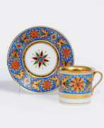 Overview. Tasse mit Arabeskendekor.