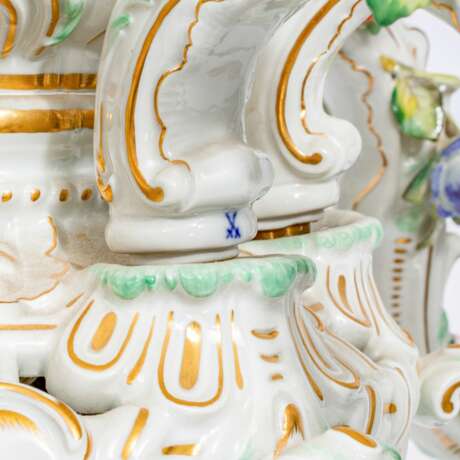 Johann Joachim Kaendler (Fischbach/Sachsen 1706 - Meissen 1775). Großer Deckenleuchter mit Kanarienvögeln. - photo 2