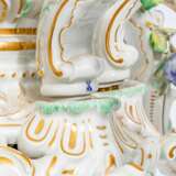 Johann Joachim Kaendler (Fischbach/Sachsen 1706 - Meissen 1775). Großer Deckenleuchter mit Kanarienvögeln. - photo 2