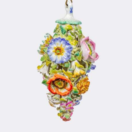 Johann Joachim Kaendler (Fischbach/Sachsen 1706 - Meissen 1775). Großer Deckenleuchter mit Kanarienvögeln. - photo 3