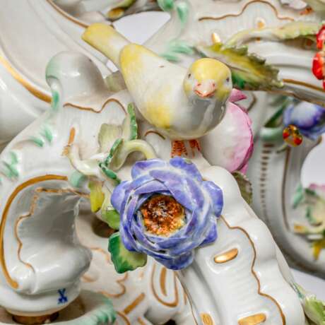 Johann Joachim Kaendler (Fischbach/Sachsen 1706 - Meissen 1775). Großer Deckenleuchter mit Kanarienvögeln. - photo 4