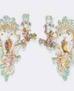 Overview. Johann Joachim Kaendler (Fischbach/Sachsen 1706 - Meissen 1775). Paar Wandleuchter mit Amoretten.
