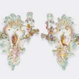 Johann Joachim Kaendler (Fischbach/Sachsen 1706 - Meissen 1775). Paar Wandleuchter mit Amoretten. - photo 1