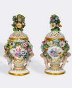 Johann Joachim Kändler. Johann Joachim Kaendler (Fischbach/Sachsen 1706 - Meissen 1775). Paar kleiner Potpourri-Vasen mit Amoretten.