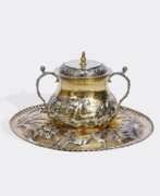 Silberwaren. John Duck (1653 - 1745), ab 1677 Meister in London, Foster Lane. Bedeutender Charles II Porringer auf Presentoir, ehemals Geschenk von Albert Edward Prinz von Wales an seinen Neffen Prinz Leopold.