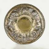 John Duck (1653 - 1745), ab 1677 Meister in London, Foster Lane. Bedeutender Charles II Porringer auf Presentoir, ehemals Geschenk von Albert Edward Prinz von Wales an seinen Neffen Prinz Leopold. - photo 2