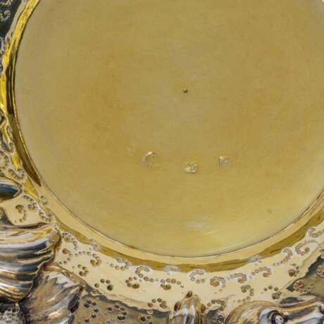 John Duck (1653 - 1745), ab 1677 Meister in London, Foster Lane. Bedeutender Charles II Porringer auf Presentoir, ehemals Geschenk von Albert Edward Prinz von Wales an seinen Neffen Prinz Leopold. - photo 3