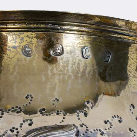 John Duck (1653 - 1745), ab 1677 Meister in London, Foster Lane. Bedeutender Charles II Porringer auf Presentoir, ehemals Geschenk von Albert Edward Prinz von Wales an seinen Neffen Prinz Leopold. - photo 4