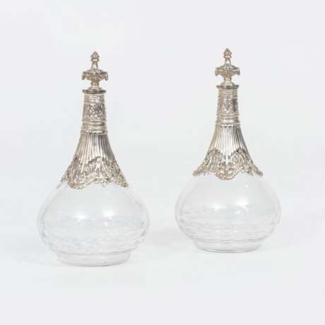 Koch & Bergfeld gegr. 1829 in Bremen. Paar kleiner Essig-und Ölkaraffen. - photo 1