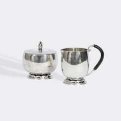 Georg Jensen (Kopenhagen 1866 - Hellerup/Kopenhagen 1935). Zuckerdose und Sahnegießer.