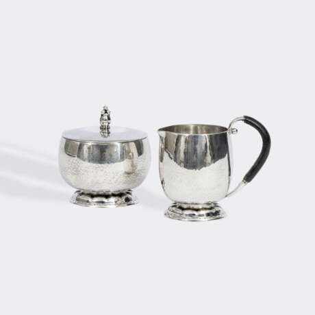 Georg Jensen (Kopenhagen 1866 - Hellerup/Kopenhagen 1935). Zuckerdose und Sahnegießer. - photo 1