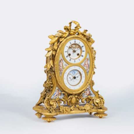 Howell & Co. Paris. Seltene Vier Jahreszeiten Pendule 'Ewiger Kalender' mit Mondphase und Brocot Hemmung. - photo 1 Howell & Co. Paris. Seltene Vier Jahreszeiten Pendule 'Ewiger Kalender' mit Mondphase und Brocot Hemmung. - photo 1