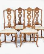 Overview. Satz von 4 Rokoko-Stühlen mit seltener Schuppenschnitzerei.