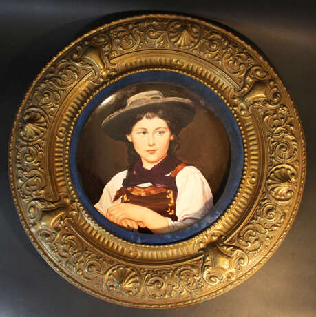 ceramic dish with painted portrait of a girl after Defregger, in bronze frame late 19. century - photo 1