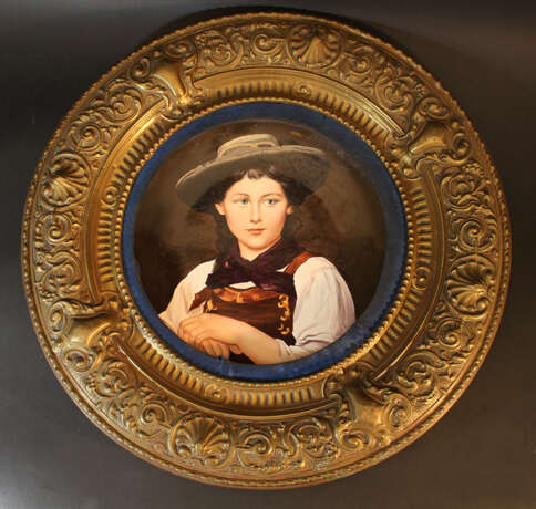 ceramic dish with painted portrait of a girl after Defregger, in bronze frame late 19. century - фото 2
