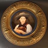 ceramic dish with painted portrait of a girl after Defregger,  in bronze frame late 19. century - Foto 2