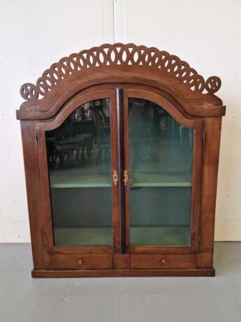 Large Biedermeier style wall cabinet Красное дерево 19th century г. - фото 1
