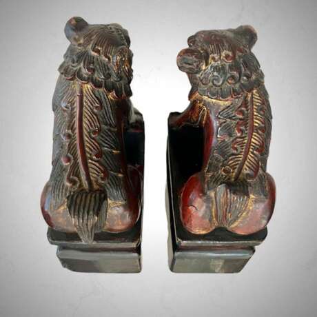 19th Century Pair of Chinese Guardian Lions in Red and Gold Lacquer Дерево 19th century г. - фото 6